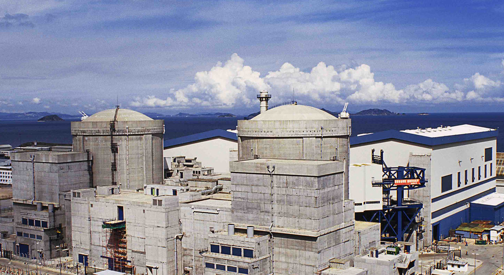 核电站,核动力航母什么的是如何把核原料放入反应堆的
