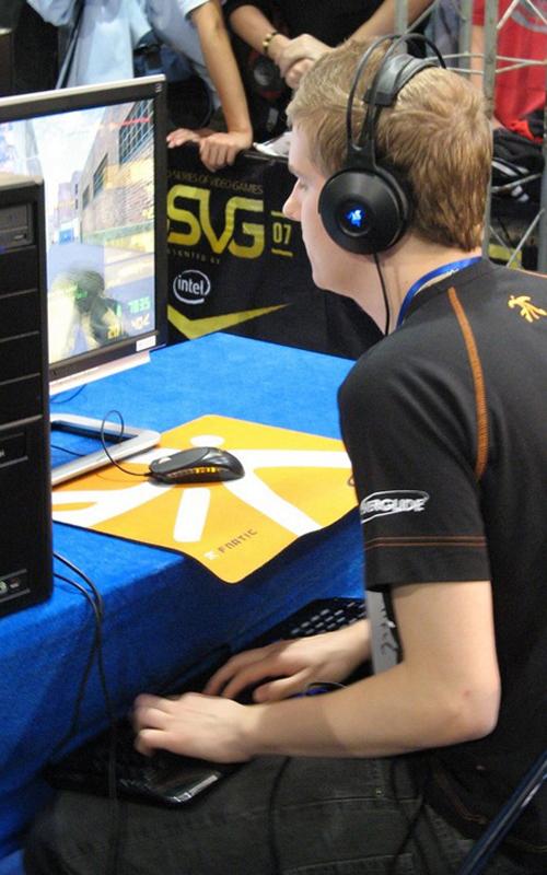 当年那些CS高手们都用过什么型号的键盘、鼠