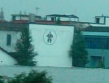 成乐高速沿途房屋上的奇怪图案是何含义?