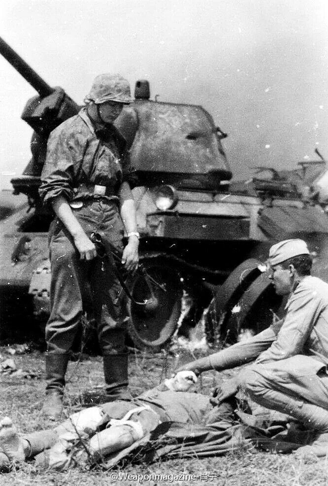 德国士兵在帮助一名苏联士兵,图自水印  显示全部