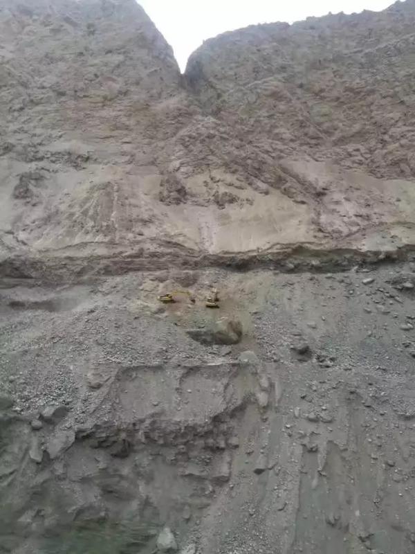 挖掘机正在有鹅卵石的砂石层上作业