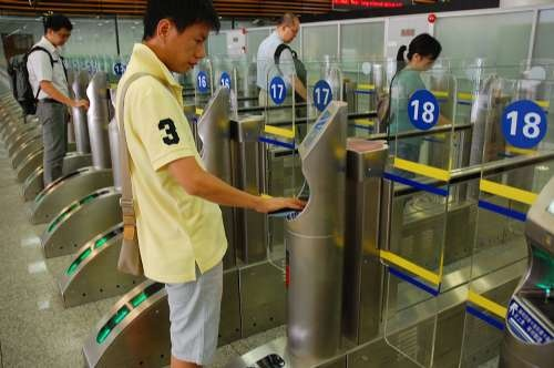 电子式港澳通行证第一次过关怎么使用?