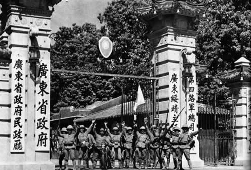 1938年10月22日,日军攻占广州市,在广东省政府前示威.