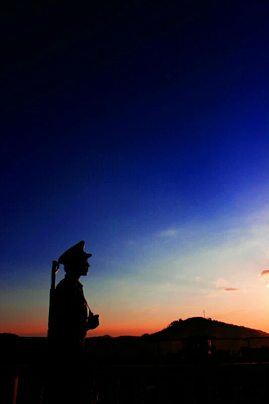 夕阳西下,哨兵却坚守在岗位上,不知道有没有想念远方的亲人和家