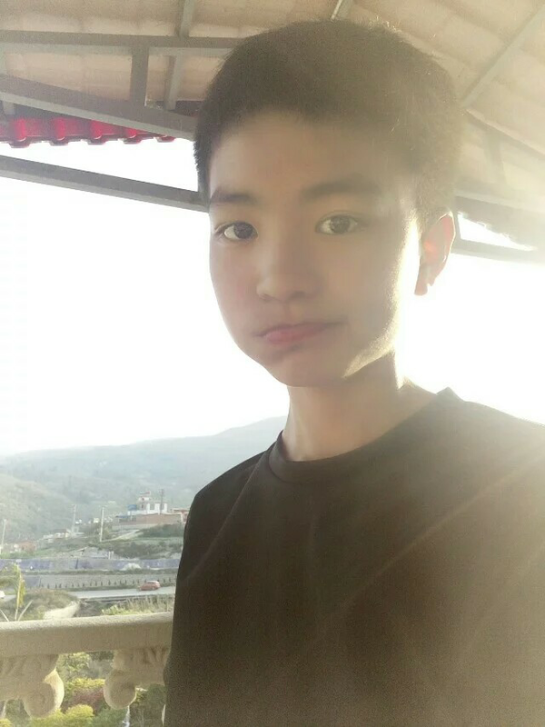 弟弟小学刚毕业  小学校草 难道是因为长了老成的高中脸吗