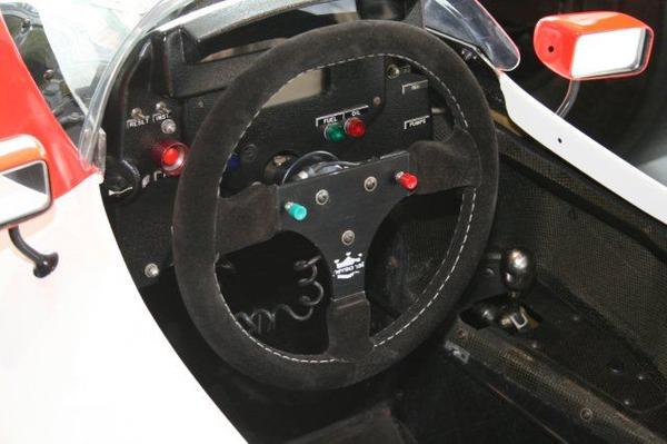 一级方程式赛车(f1 的方向盘为什么需要那么多按钮?