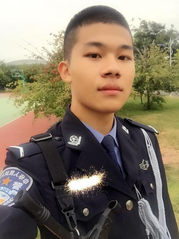 穿制服执行任务中被称赞很帅是什么体验?警察会认为自己穿制服很帅吗?