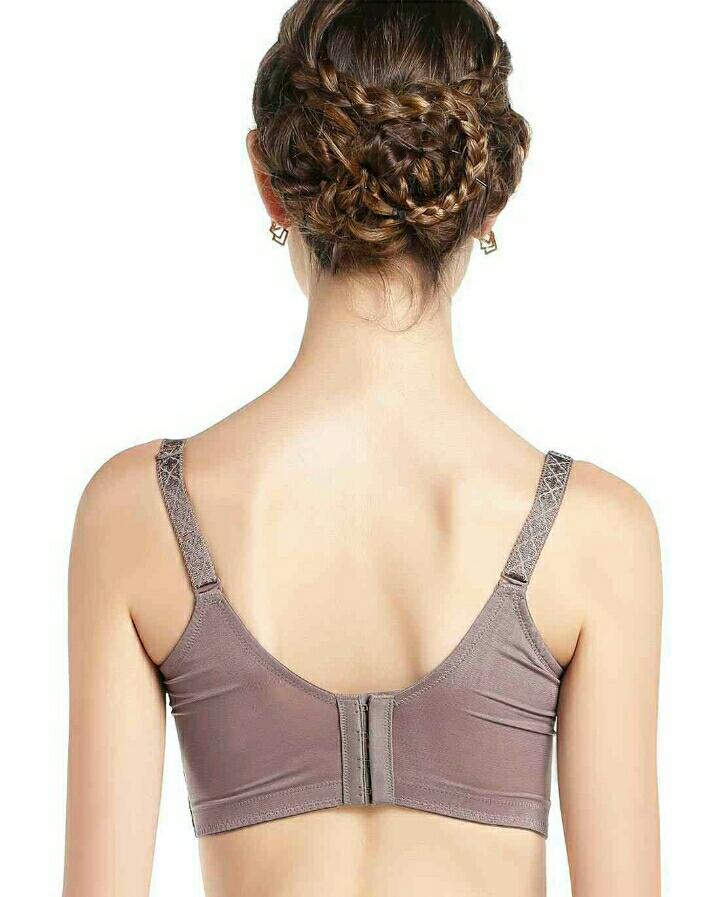 谁能告诉我穿<em>白色衣服</em>带黑色<em>胸罩</em>的女生是怎么