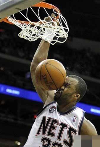 想在家里修建一个小型篮球场,最少需要多大的