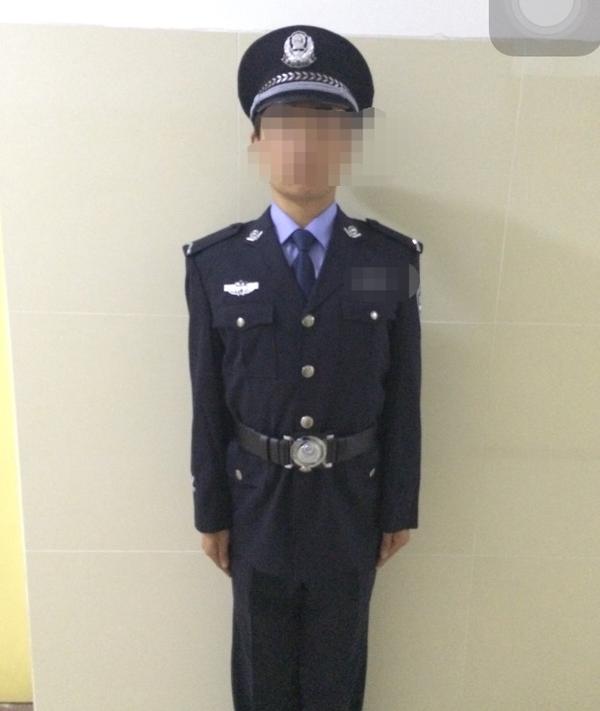 警校生和警察的制服是一样的,我们穿的从春天开始有春常服,春执勤