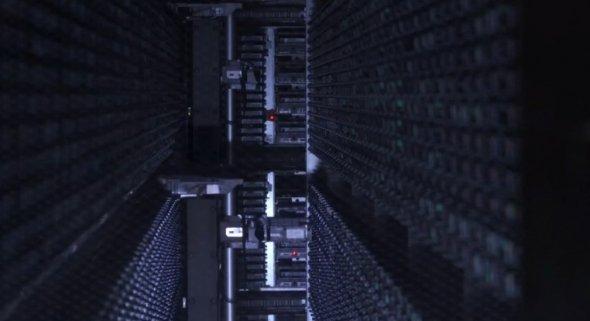 谷歌服务器群里的机械手臂是做什么的?