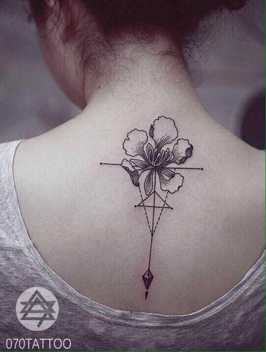 这是什么花?这个纹身图片是什么花? - 花卉 - 知