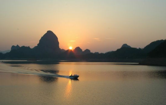 这是铜鼓天柱峰风景区 夕阳西落 泛舟游湖 也是美美哒