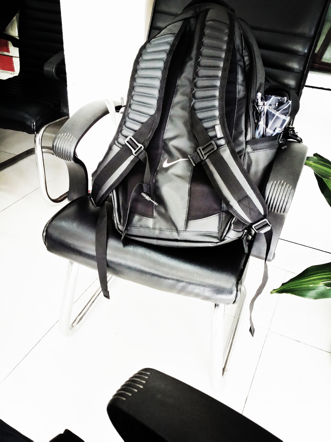 平日以裤袋携带 5.5 英寸屏幕的 iPhone 6 Plus