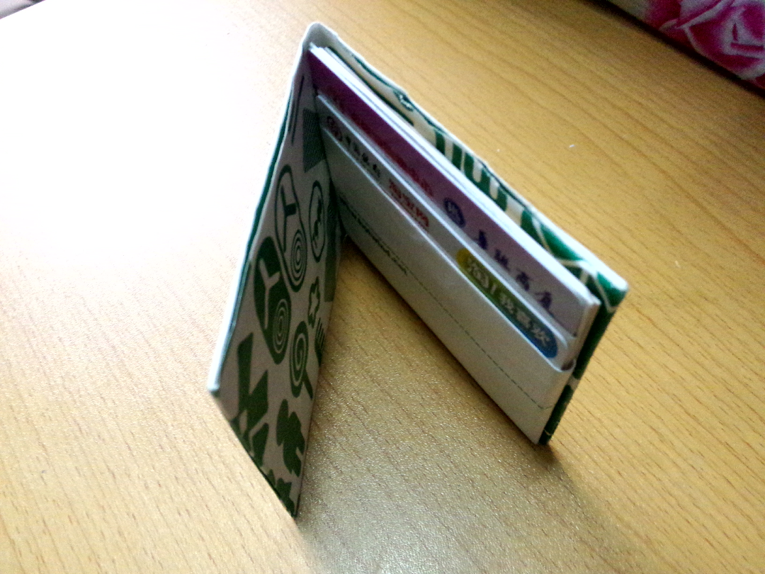 购物时装衣服的包装袋(塑料袋和纸质袋)可以废