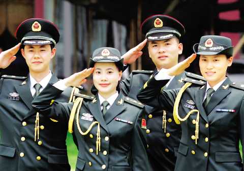 军装采用的是一种制式服装,透过一个国家,一个时期军服的质地,颜色和