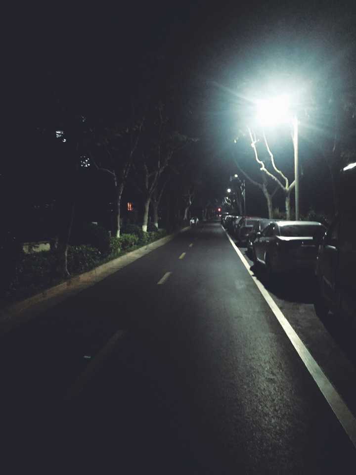 晚上加班回家时候的小路
