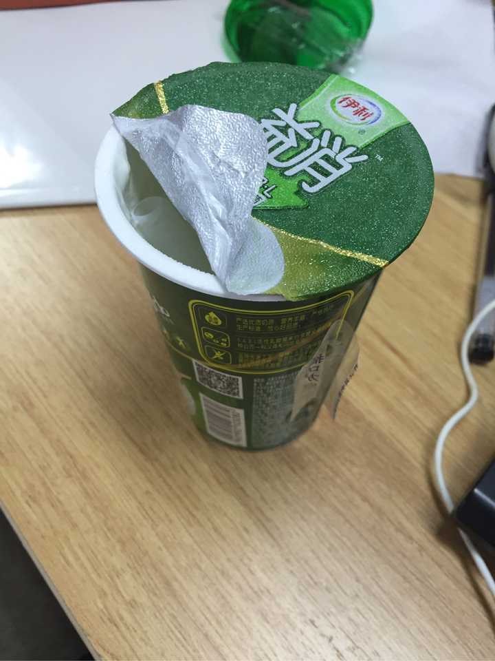 请问喝酸奶的时候吸管掉杯子里了是种什么体验?