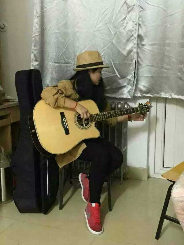 作为一个会弹吉他的女生是什么体验?