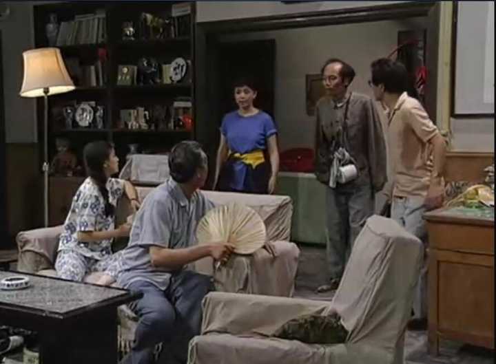 本集里葛优扮演的季春生同志,外号二混子,是出了名的好吃懒做游手好闲