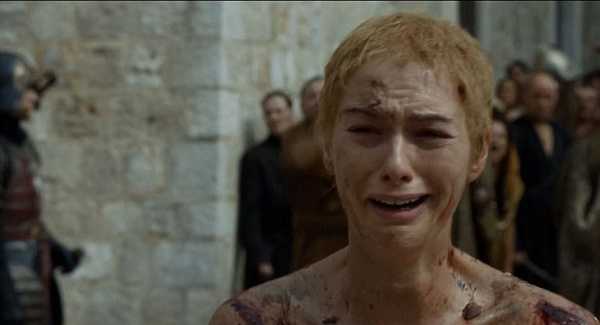 在第五季中,瑟曦被大麻雀主教算是整得不成人样.