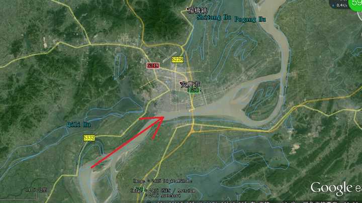 两山夹一河,发展空间饱和.