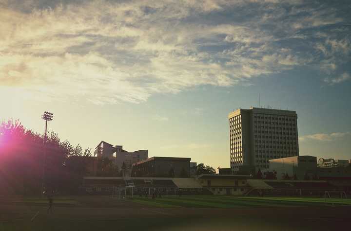 高大上的北邮体育馆.也让对面的北京师范大学宿舍当次背景.