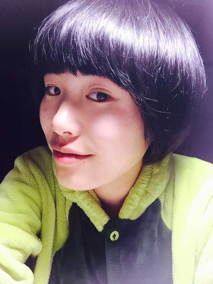 后来长长了一些,剪了个妹妹头,看起像个小傻子.