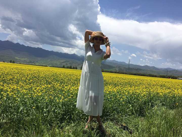 在油菜花地里怎样才能拍出有逼格好看的人像?