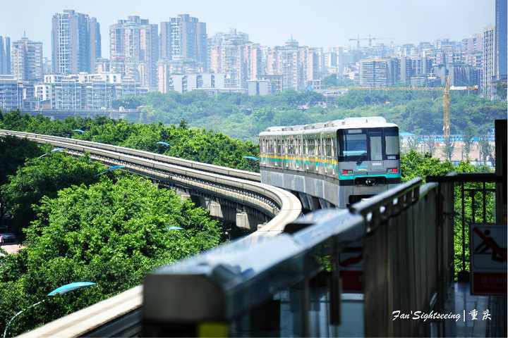 7块在各种线路之间换乘,基本就能看遍重庆城了,晚上在轻轨上看夜景更