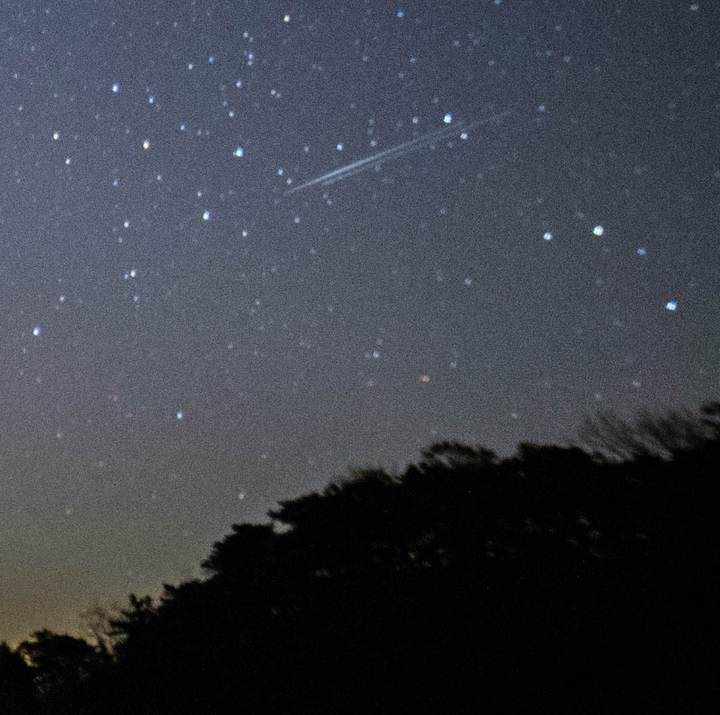 星空照片中如何区分流星和飞行器尾迹?