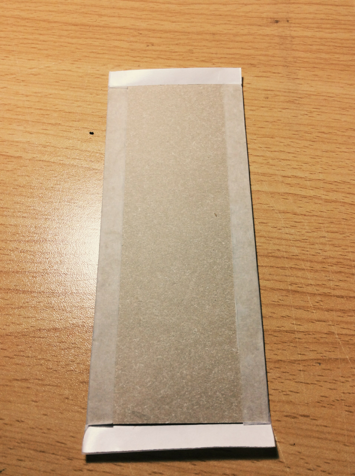 裁掉多余边距,把硬卡纸贴在硫酸纸里面