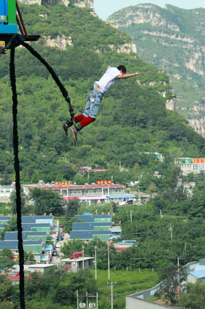 ③十渡蹦极是拒马河游乐园的一个项目,附近可以玩的地方很多,尤其是