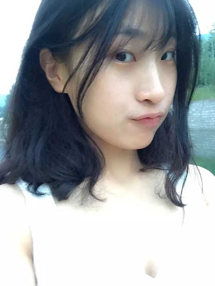 嘴大的女孩怎么自拍才好看?