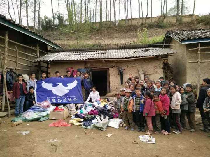 怎么看待给贫困山区捐赠旧衣物"为什么不买新衣服捐赠,谁稀罕你的旧