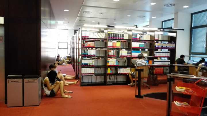 37°夏天仍然在图书馆里认真学习的同学