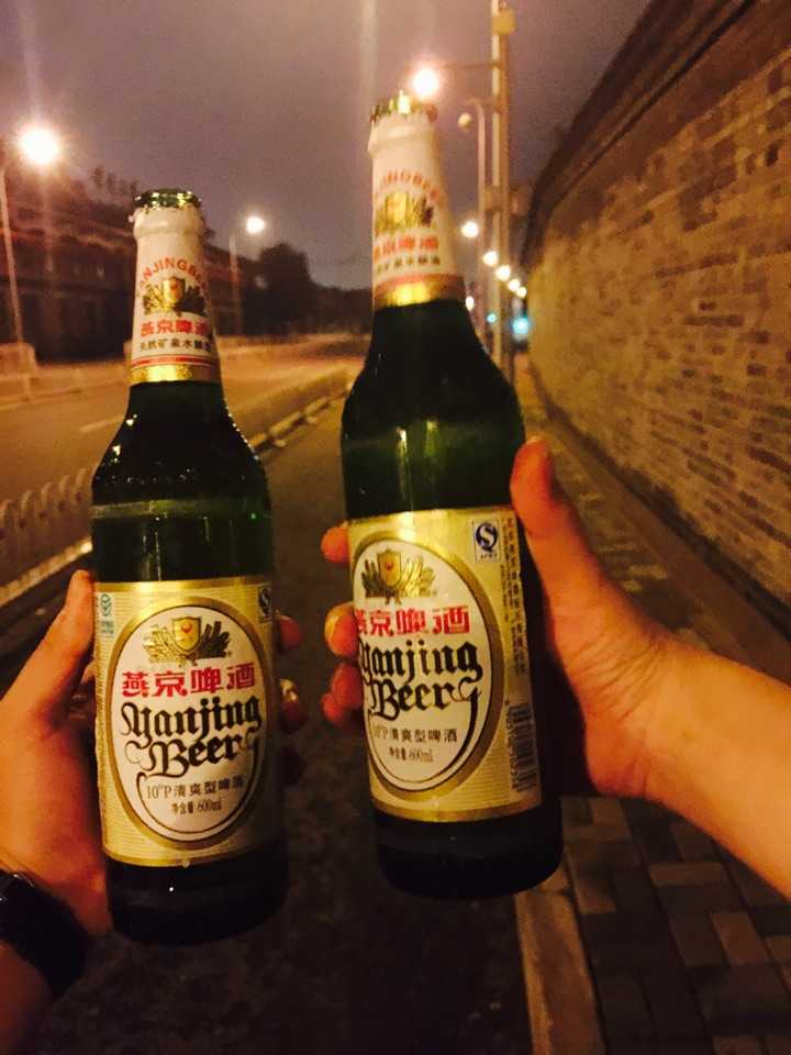 大半夜喝啤酒还是不错的