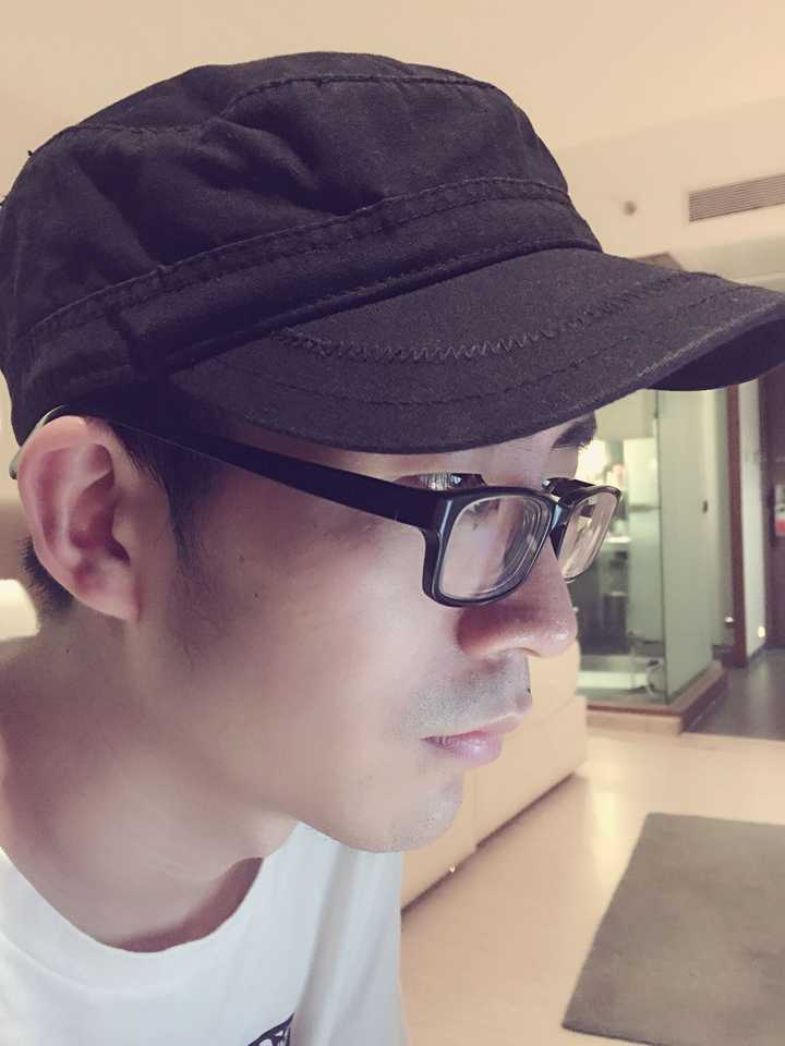 很瘦,头小,感觉戴这种还挺帅的,请用赞告诉答主答主不是被感情蒙蔽了