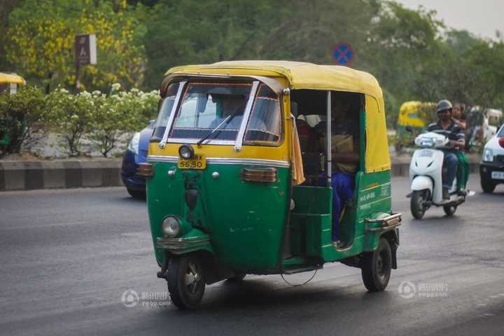 因为它生产三轮版的vespa——就是已经成为印度象征的三轮出租车