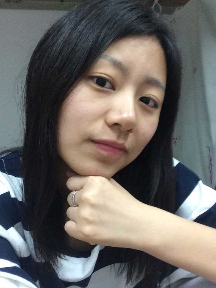 我是一个肤色很黑的女生,皮肤粗糙,手脚都长得很难看,会有人喜欢吗?
