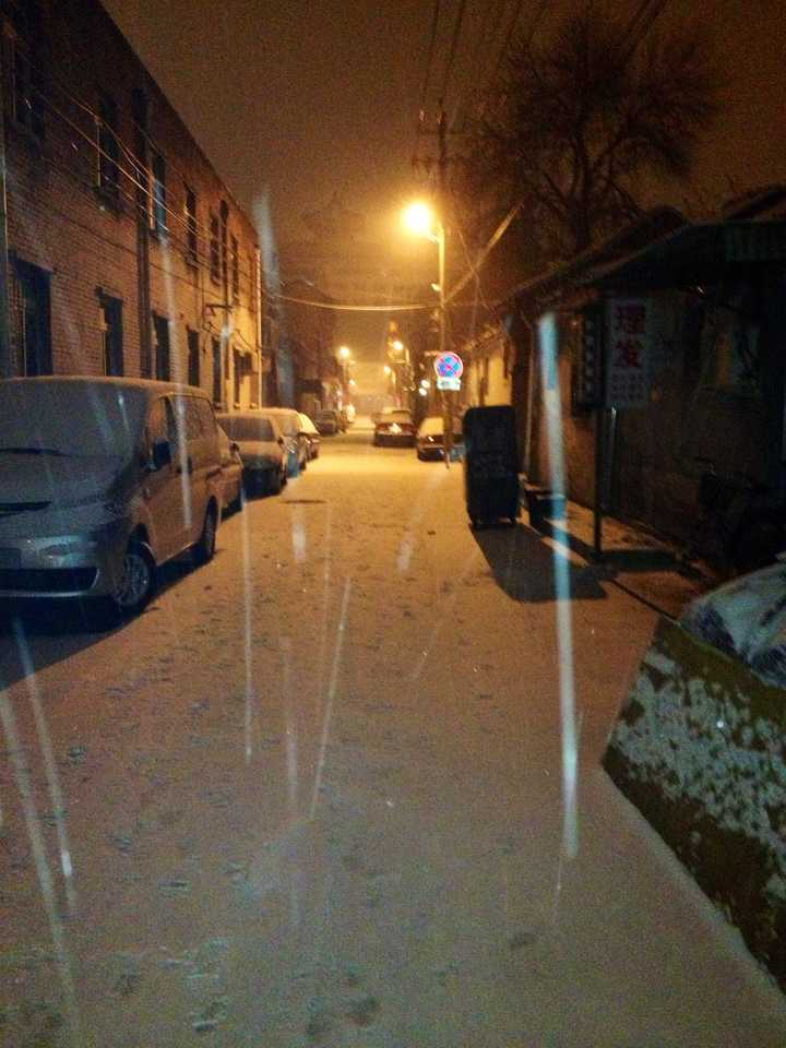 再加一张当年去上夜班路上的照片吧,当时恰好半夜下起了雪.