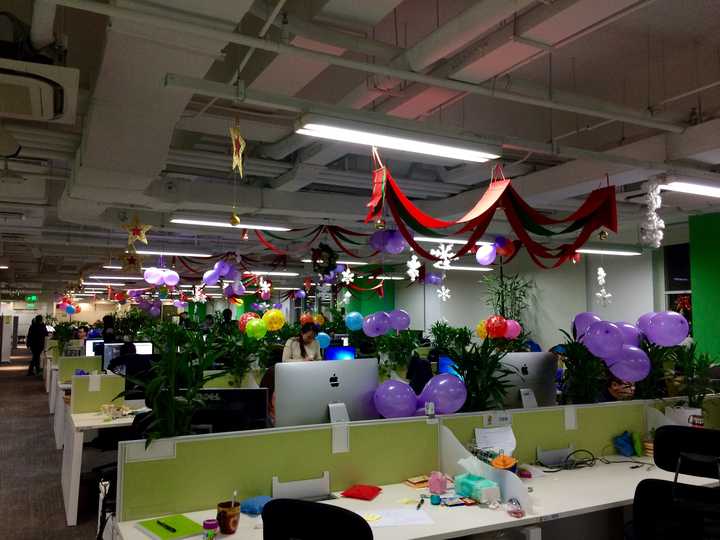 工位,当时是圣诞节前后,大家一起布置的,买了很多气球,彩带.