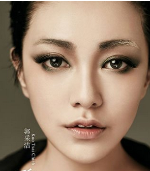 1,东方人常见的单眼皮细长眼,一般上眼睑比较饱满.