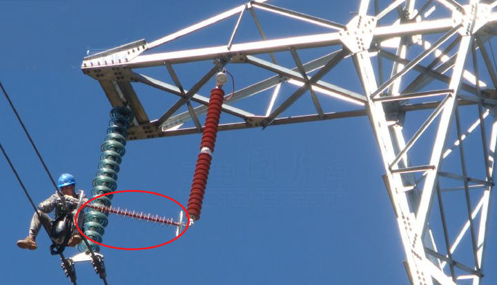 是一种悬挂安装于输电杆塔上的新型避雷器