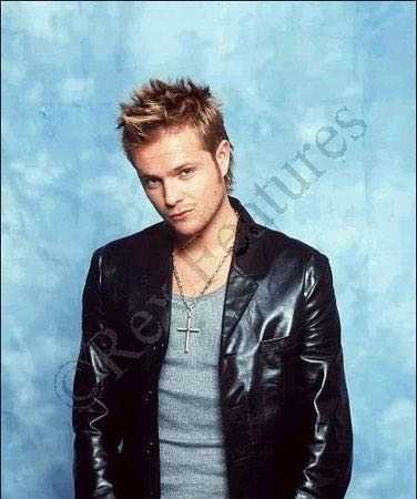 西城男孩的nicky byrne,当歌手之前是利兹联队的替补门将.