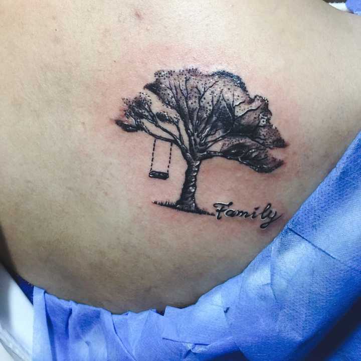 个人比较喜欢小树的纹身,新纹的一棵树