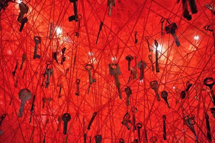 艺术家盐田千春(chiharu shiota)的《手中的钥匙》(the key in the