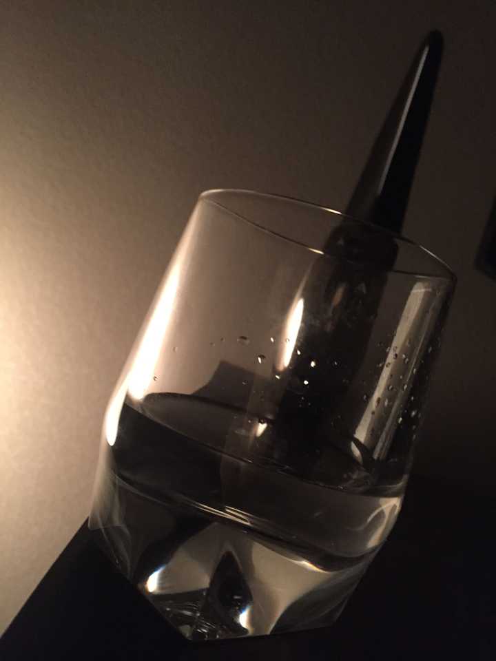 我家里盛着gin 的酒杯