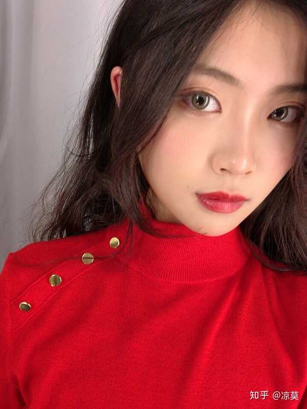 一个常年戴眼镜的人,突然摘下眼镜戴上隐形会有多惊艳?