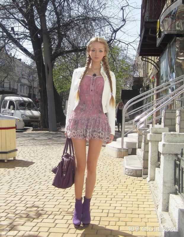 腿细的女孩子是存在的,至少网红是存在的,乌克兰真人芭比!